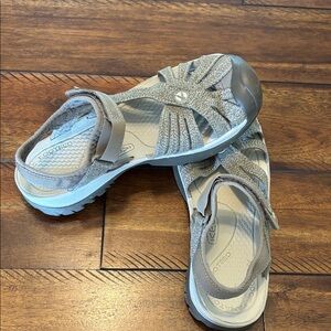 Women's KEEN Rose Closed Toe Sandals
Color is Brindle/Shitake